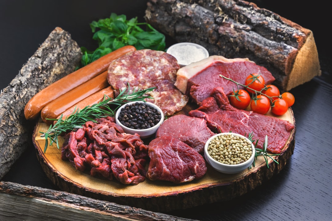 Différentes viandes crues : bœuf, porc, agneau, volaille