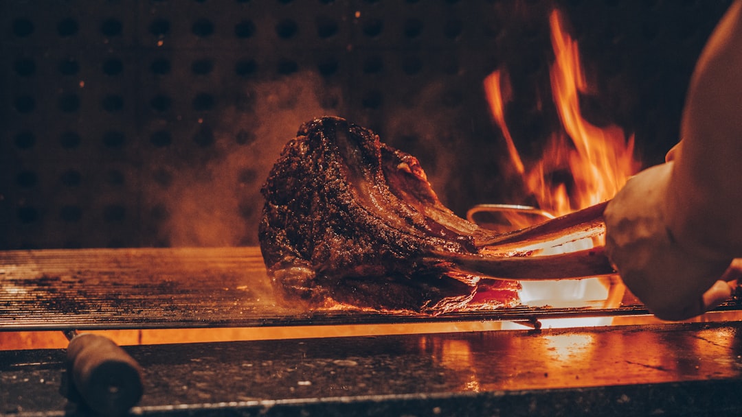 Viandes grillées sur braise ardente avec flammes