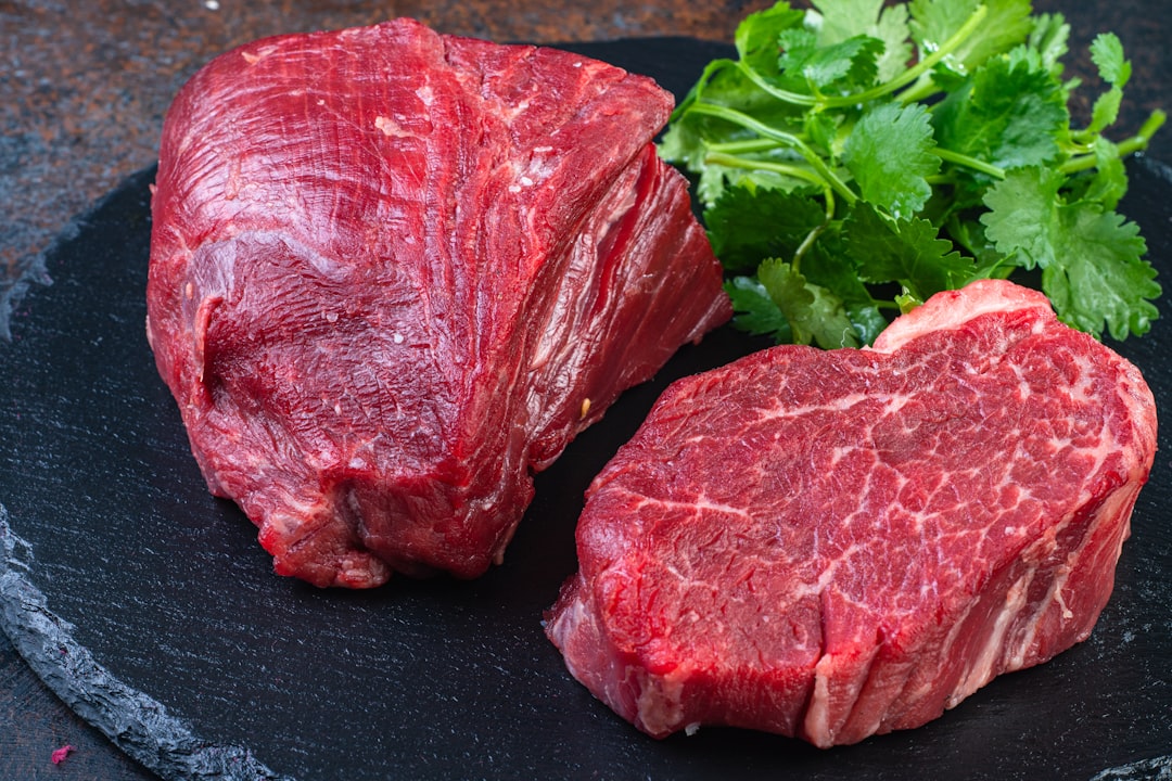 Coupes tendres de viande crue : filet, entrecôte, rumsteck