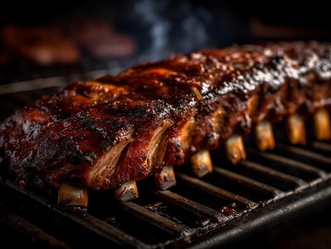 Côtes grillées avec croûte caramélisée et marques de feu