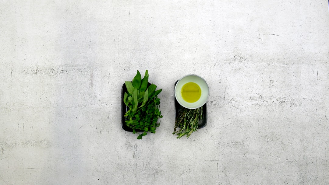 Légumes frais préparés : badigeonnage à l'huile d'olive, herbes fraîches à proximité, sur un plan de travail
