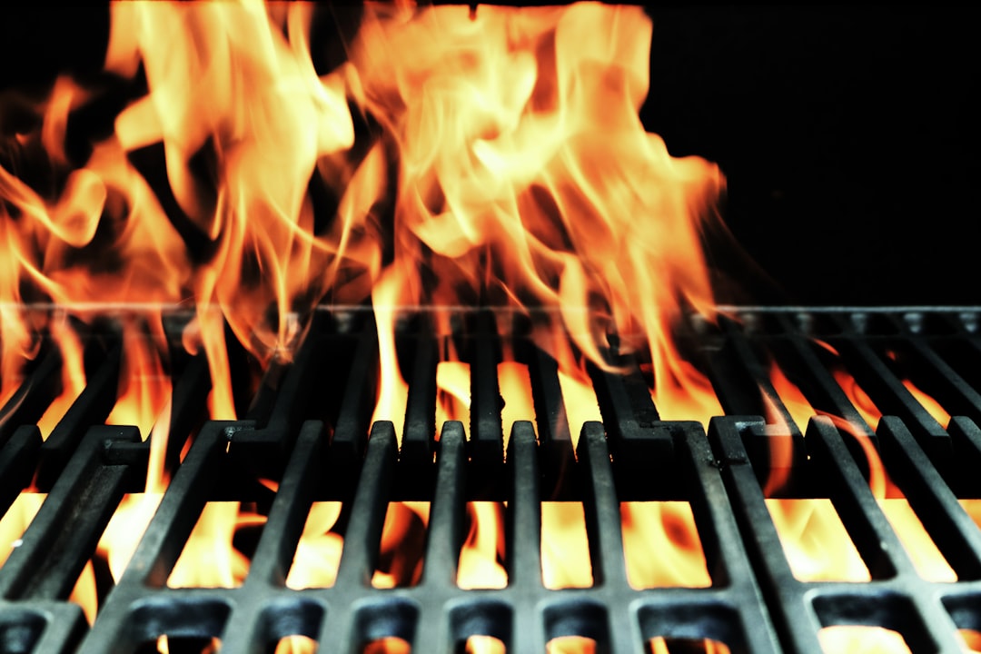 Flammes et feu de bois d'une cuisine à la braise, cœur battant de l'établissement