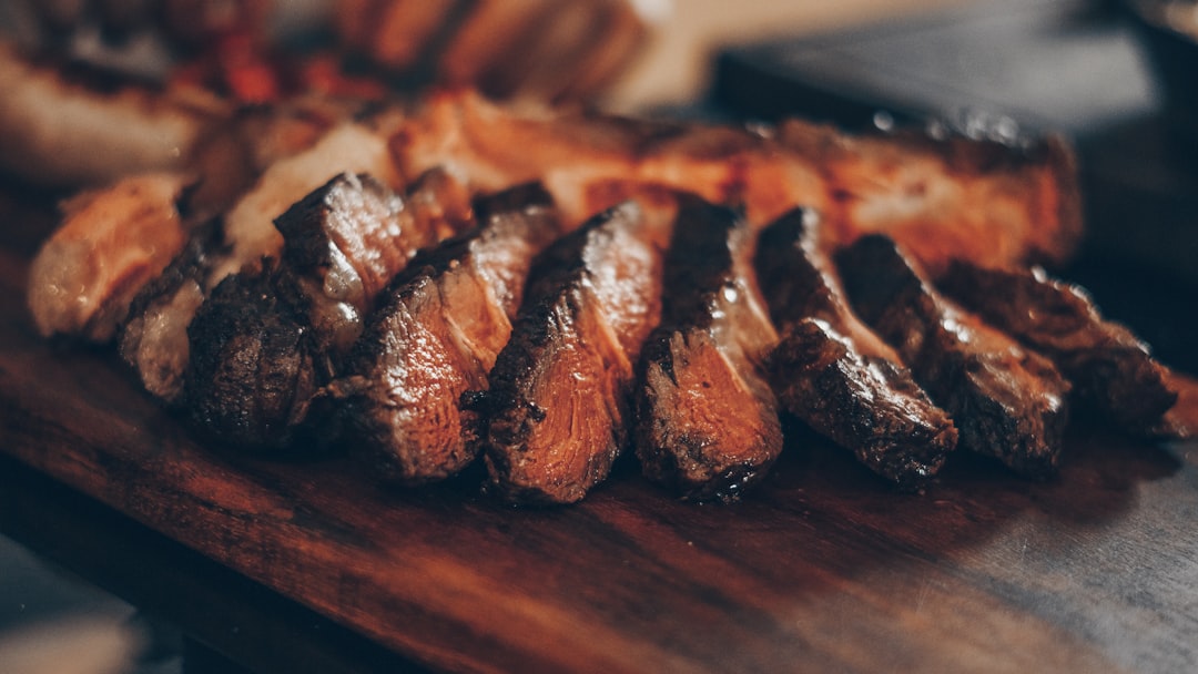 Côte de viande avec croûte caramélisée fraîchement saisie à la braise